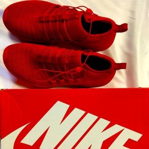 Men’s Nike tennis shoes